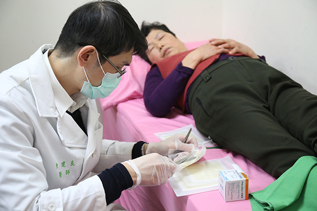 傷口達人獨步全球 減輕病人換藥痛苦