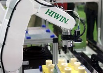 機器人搶飯碗， 理專可以不被取代？