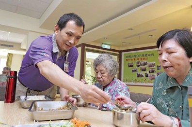 10年服務上百家庭，61歲樂當銀髮保母