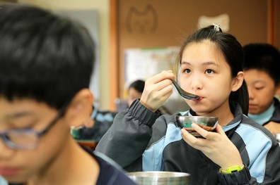 180億營養午餐市場，為何淪為燙手山芋？