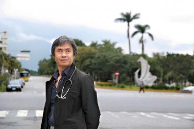 嚴格卻和病人打成一片