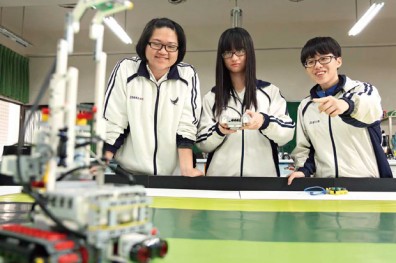 女生也能寫程式！ 打造能源機器人奪冠