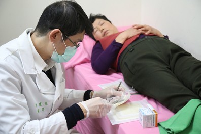 傷口達人獨步全球 減輕病人換藥痛苦