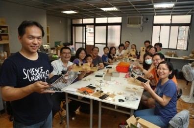 用傻勁推廣科學教育 自製「手機顯微鏡」送偏鄉