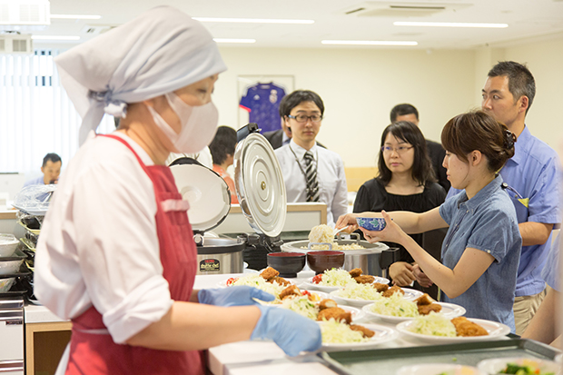 全店只賣兩種套餐 乖乖排隊才吃得到