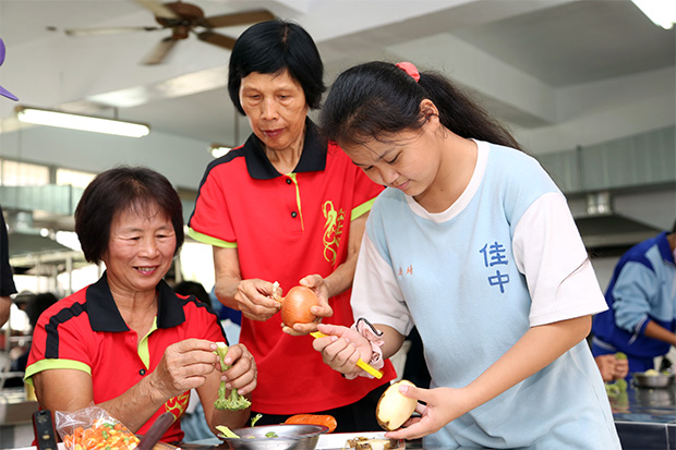 老幼共學，老少一同笑開懷