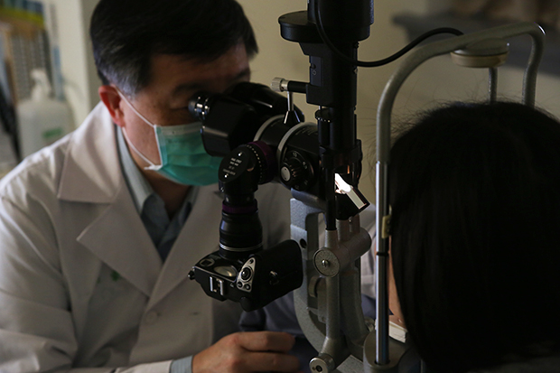低頭族、夜裡滑手機 35歲就要提防老花