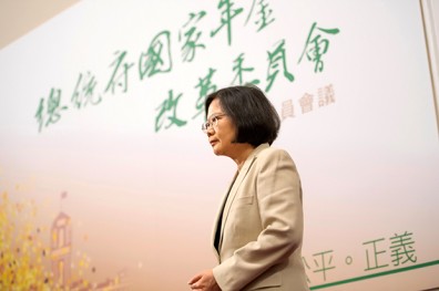 政府改革前，該先刮乾淨自己鬍子