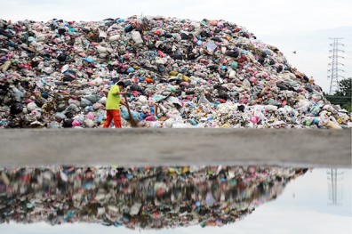 台灣垃圾山重現！每年35萬噸垃圾在流浪