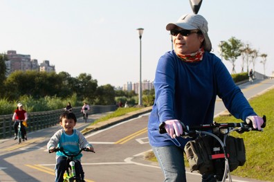 遠眺曬太陽 每日2小時戶外運動防近視