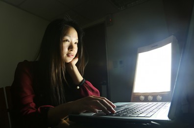 熬夜追劇傷眼 睡眠充足病不上身