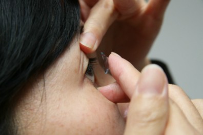 隱形眼鏡最長戴八小時 過敏體質勿硬戴