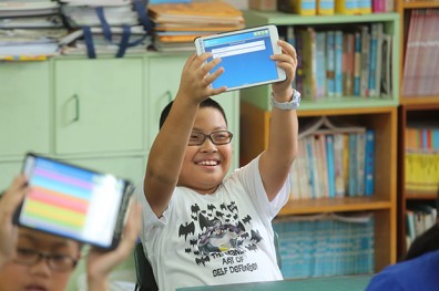 跟著「睛明姐姐」 按摩眼睛穴位