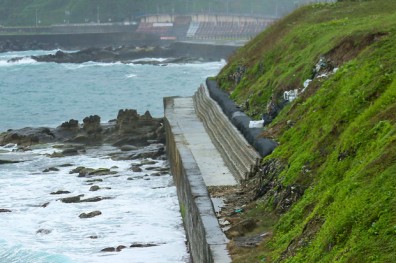 風浪侵蝕「吃掉」海堤 九米高陳年垃圾現形