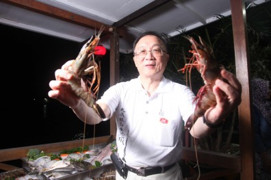 赤道小島蓋生態蝦王國 靠潮汐養大「海中黑金」