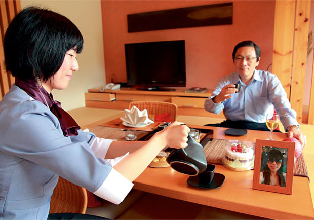 幫他履行金婚之旅，雙人規格接待喪偶老先生