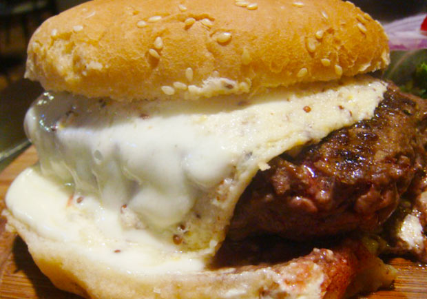 像瀑布般滑下來的起司漢堡：Le Soprano小酒館