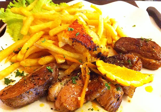 可以在農場裝潢氣氛中，吃著肋眼牛排的好店