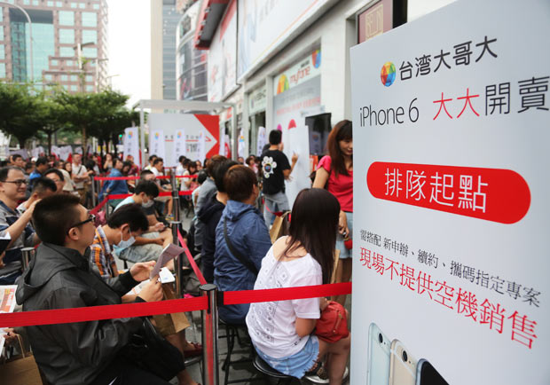 瘋iPhone6，有人排隊，也有人赴美跟著賺！