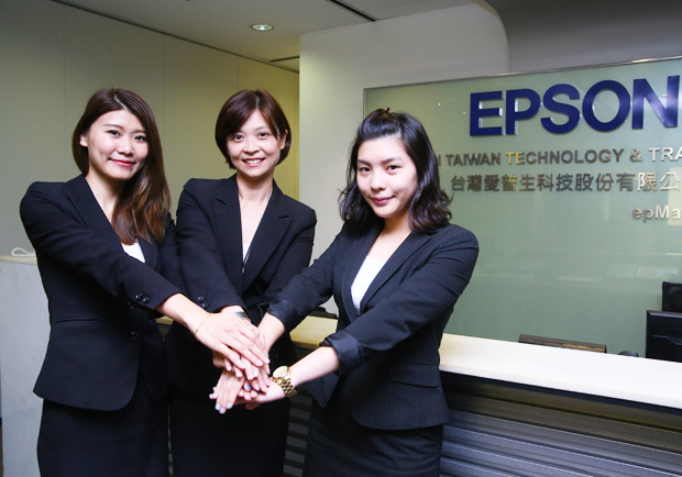 不一樣的「庶務二課」！EPSON總務女郎化身五星級服務員