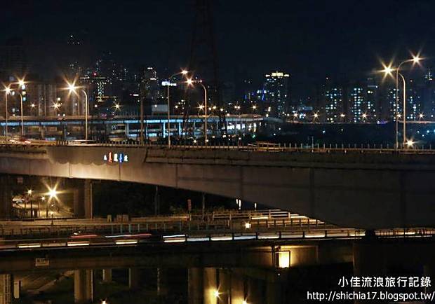 走一趟台北寶藏巖！看見藝術村夜晚的美麗