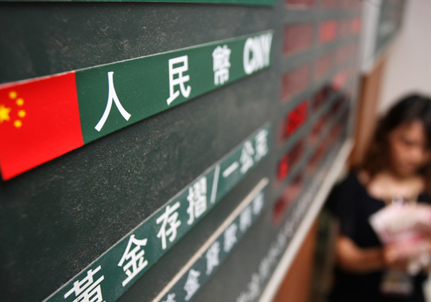 人民幣放手貶，還要續抱嗎？