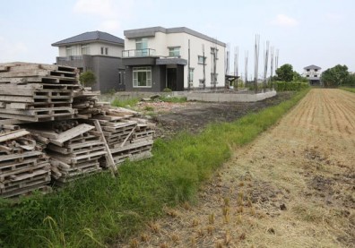 農舍興建爭議未解，新法上路無期