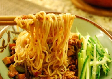 簡單做出媽媽的好味道！一碗進階版的幸福美味──家常炸醬麵