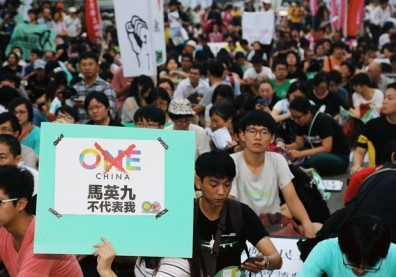 不滿馬習會 民團湧入凱道拒接受正當性