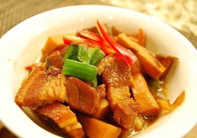 超下飯料理完美上桌！令人感到幸福又滿足的筍乾焢肉