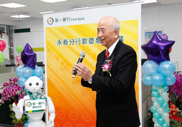 一銀引進鴻海機器人Pepper，金融業不轉型就回家？