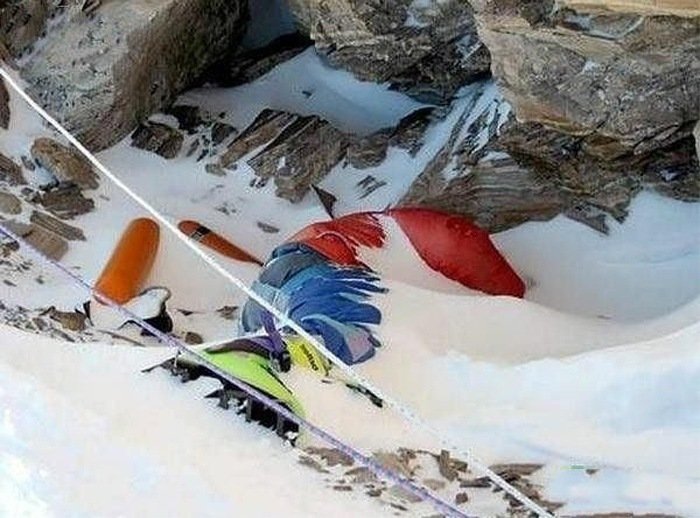 不要丟下我…攀聖母峰喪命 百具遺體成「地標」