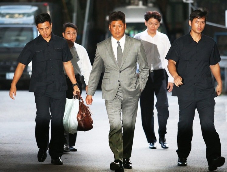 辜仲諒凌晨1億交保 中信員工帶3行李箱進特偵組