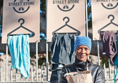 同樣捐出一件衣物給街友，The Street Store送出的是「尊重」而非「施捨」