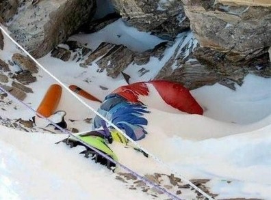 不要丟下我…攀聖母峰喪命 百具遺體成「地標」