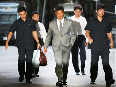 辜仲諒凌晨1億交保 中信員工帶3行李箱進特偵組