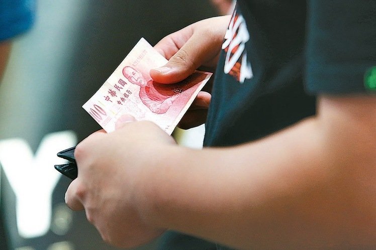 拚長照調高遺贈、營業稅率 每人每月50元？