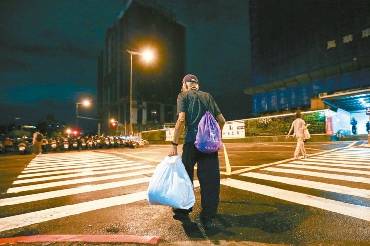 暴雨仍遭驅逐 街友：我也想找工作 別讓人走投無路