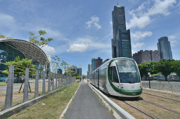 乘輕軌遊高雄　看見不一樣的城市美景