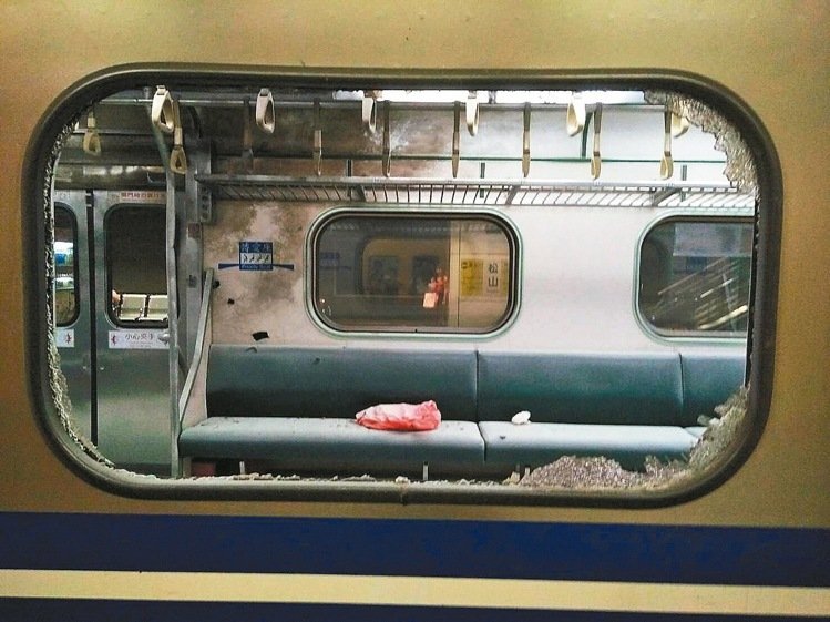 台鐵車廂驚爆25乘客受傷 鎖定可疑男嫌