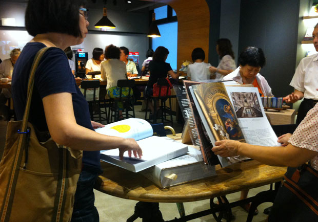 戴勝益創益品書屋，只要百元，精裝書、咖啡任享用