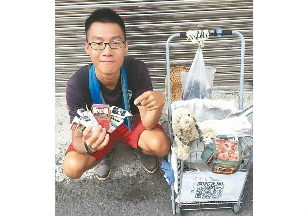 手拉菜籃車 27歲的成大畢業生徒步環島撿垃圾