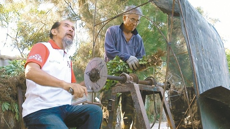 藝術家製「採花生機」 老農讚不絕口