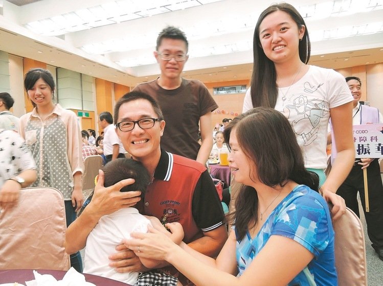 模範父親疼棄嬰 9年顧11寄養兒