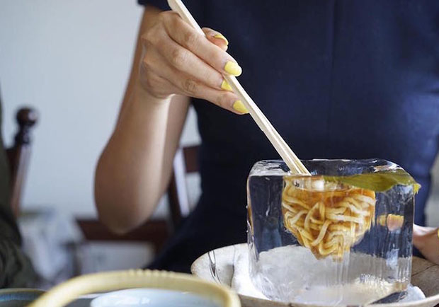 日本京都夏日最流行：熱呼呼烏龍麵，放進去透明冰塊碗裡這樣吃！