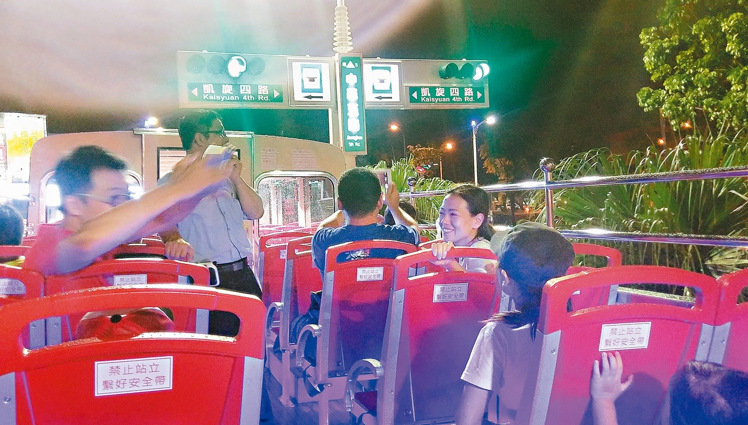 高雄雙層巴士太高…乘客一路被路樹「掃頭」驚叫
