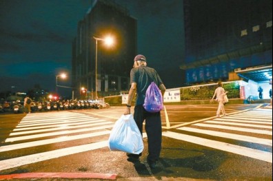 暴雨仍遭驅逐 街友：我也想找工作 別讓人走投無路