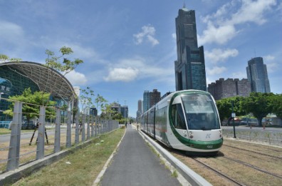 乘輕軌遊高雄　看見不一樣的城市美景