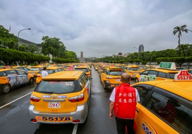 小黃司機凱道抗議Uber　齊鳴喇叭盼政府重視權益