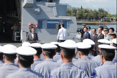 悍衛太平島主權 蔡總統登康定級軍艦宣示決心